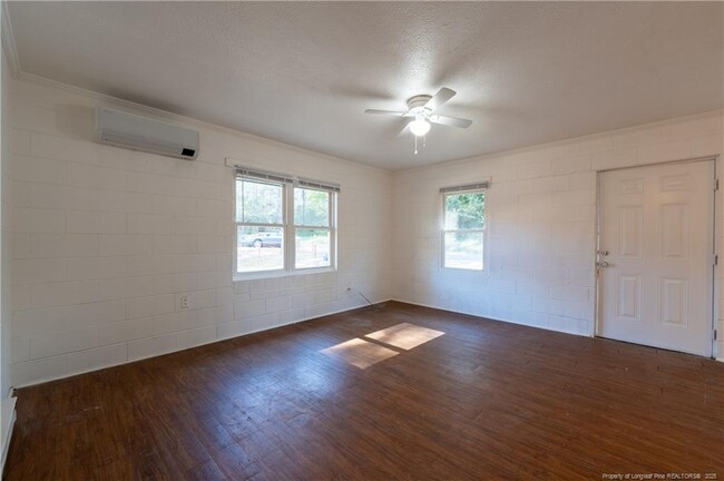 Building Photo - 425 Squirrel St