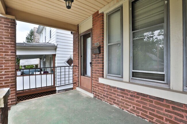 Building Photo - 4 Bedroom North Campus Newly Remodeled House with 2 Decks and Patio