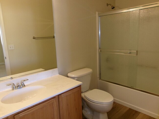 Building Photo - 3 Bedroom, 2-1/2 bath, 2-car garage in Nor...