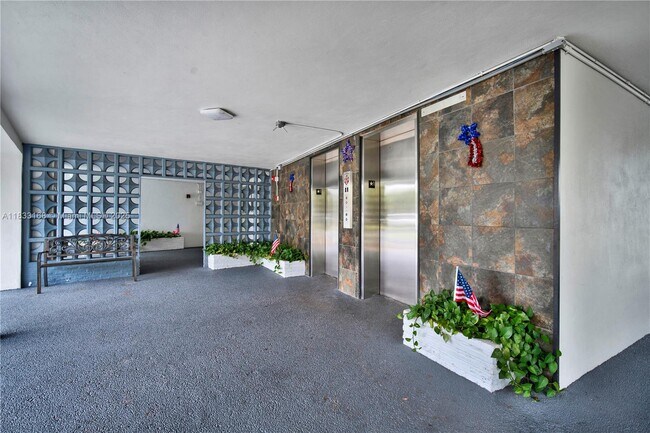 Building Photo - 950 Hillcrest Dr