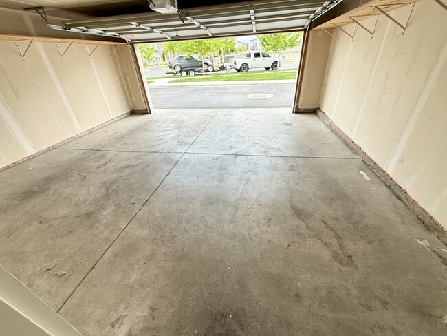 Building Photo - 676 E 550 S