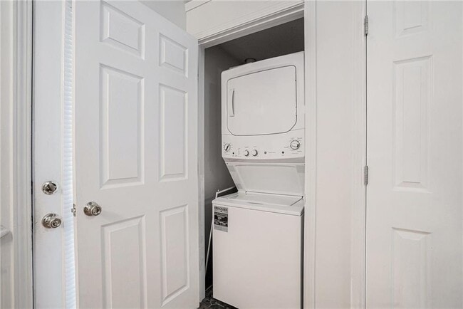 Building Photo - 2846 Parkway Close