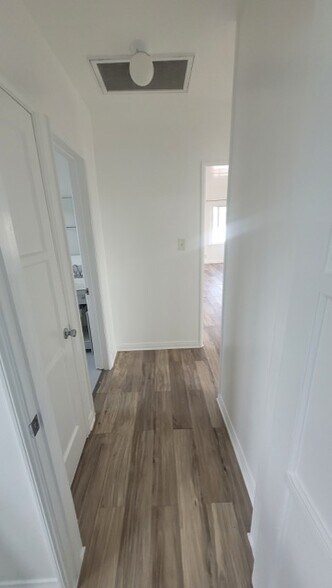 Building Photo - 506 E Kelso St