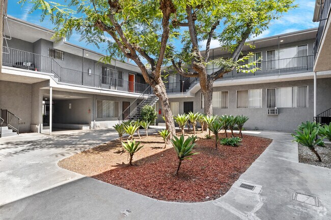 Courtyard - Baldwin Hills Apartments