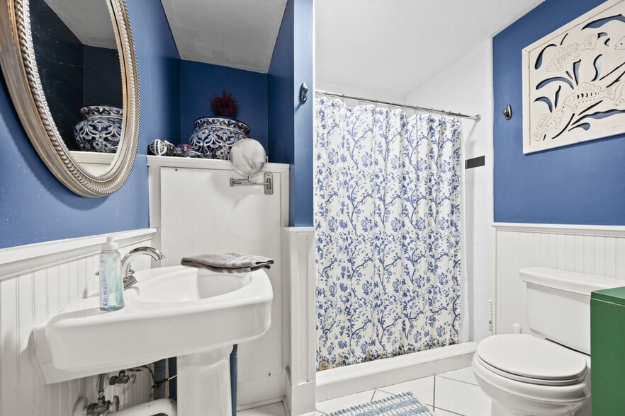 Building Photo - 205 SE 7th St