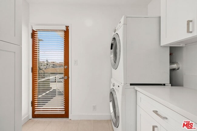 Building Photo - 219 3rd Ave