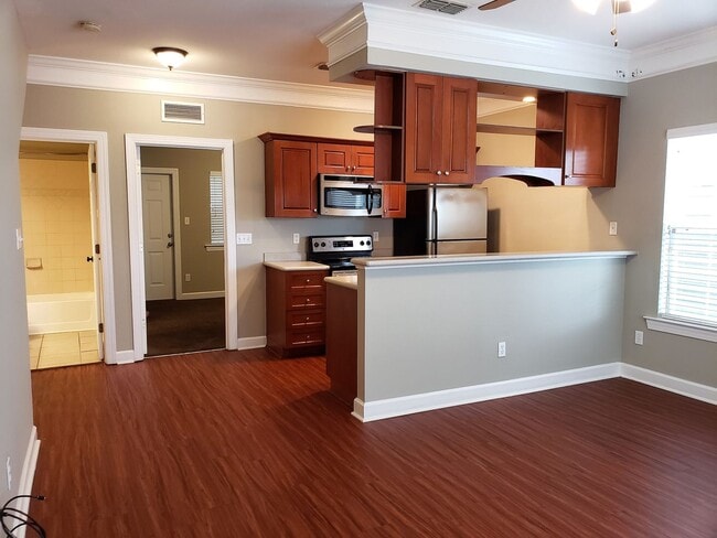 Building Photo - 3 bedroom townhome for rent right away, gated community, pool renting for $1450