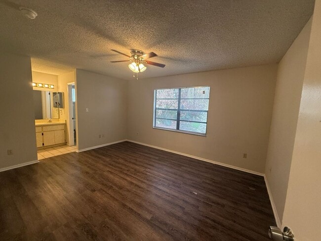 Building Photo - 113 S Deerwood Ave