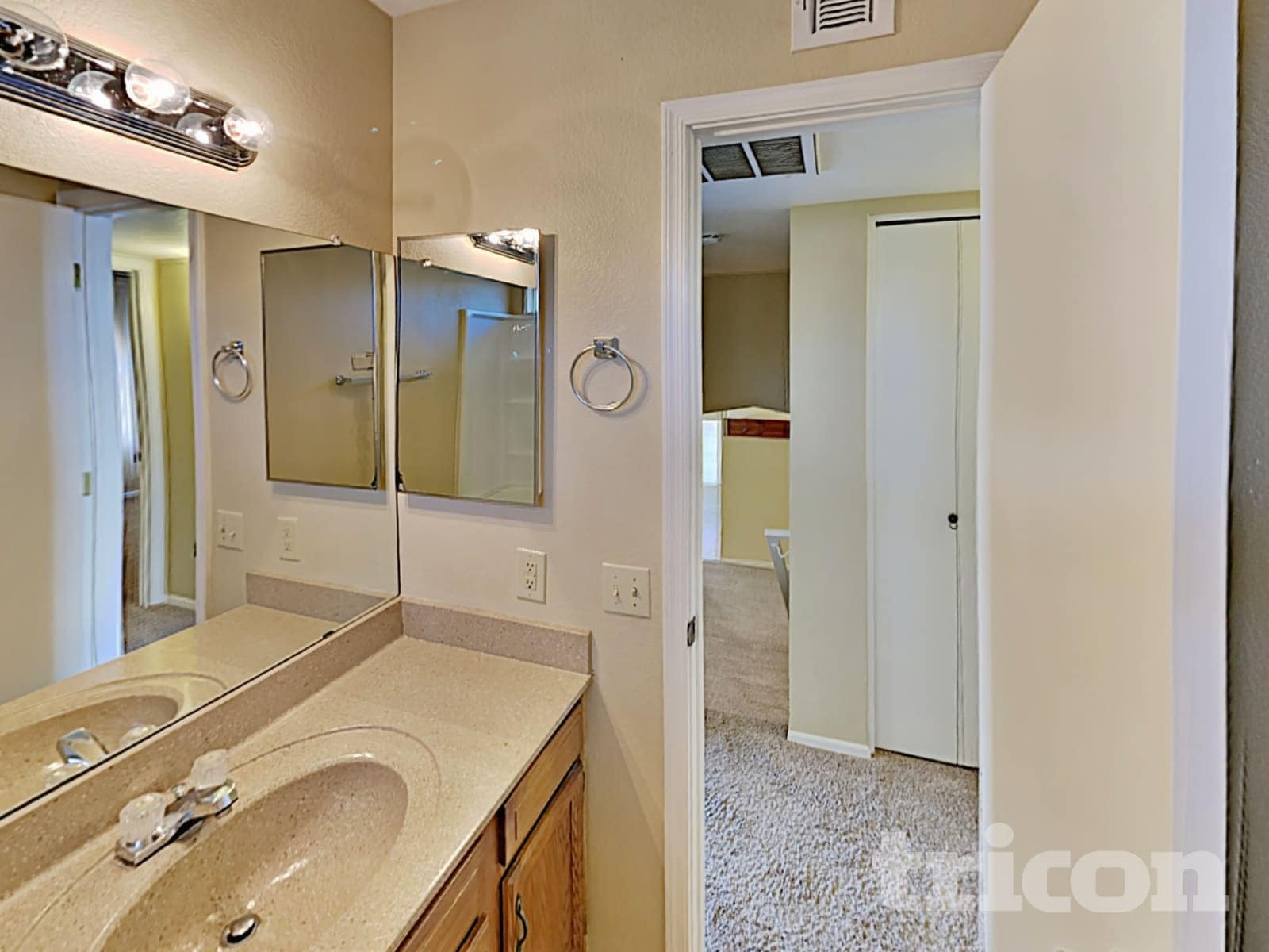 Building Photo - 601 E Palomino Dr