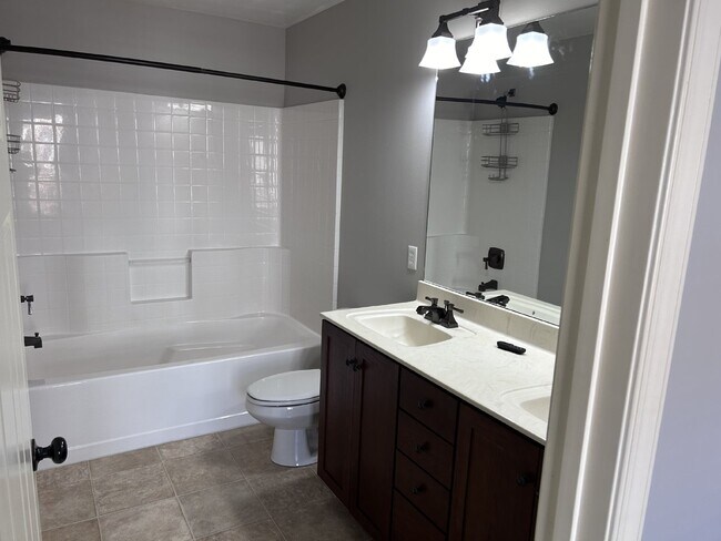 Building Photo - 3 Bedroom, 2 1/2 Bathroom Farmington Charm in Forest, VA! Gym and field house included.