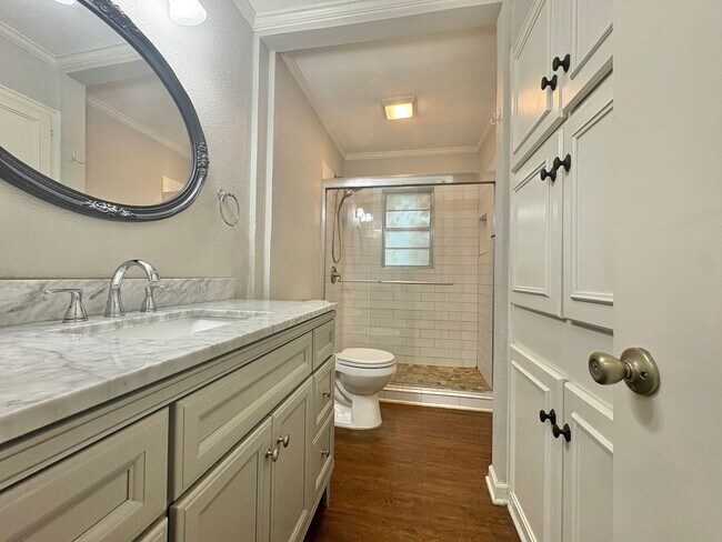 Building Photo - Spacious 3-Bed, 2-Bath Home with Large Sho...