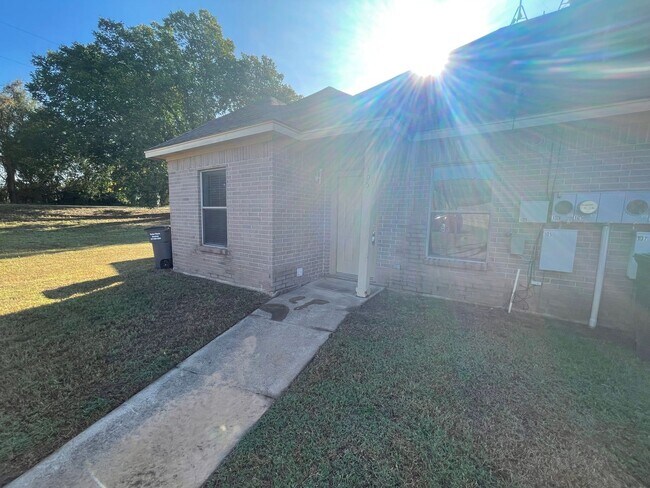 Building Photo - 105-107 Sunburst Court