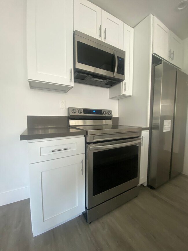 Building Photo - Top Floor 2bed2bath Apartment in Koreatown