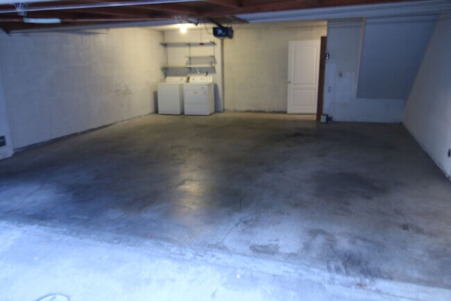 Building Photo - Refurbished Cape Cod Townhome – 2 Master B...