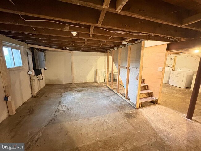 Building Photo - 1630 E 9th St