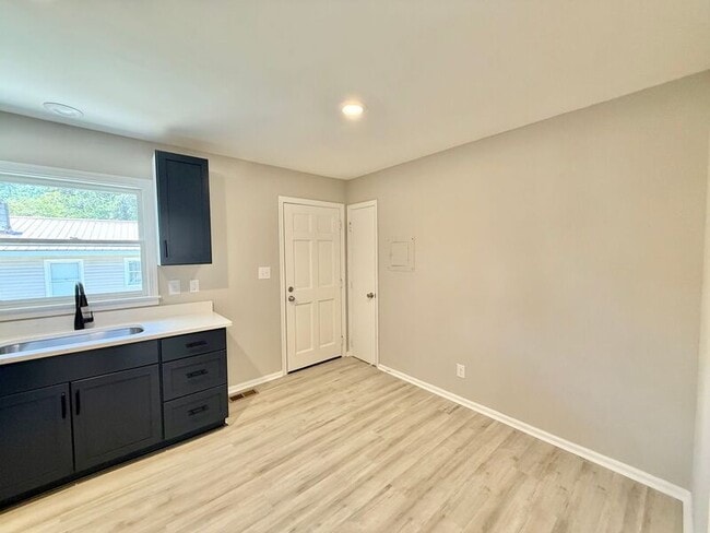 Building Photo - 102 Johnson St