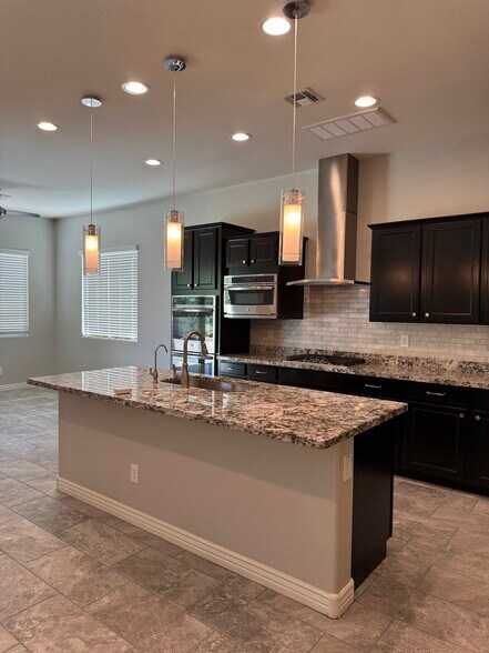 Building Photo - 2604 W Balao Dr