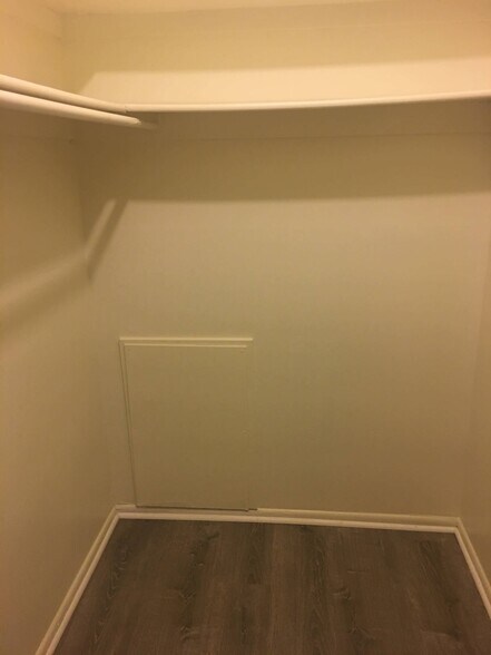 Building Photo - 10241 Prince Pl