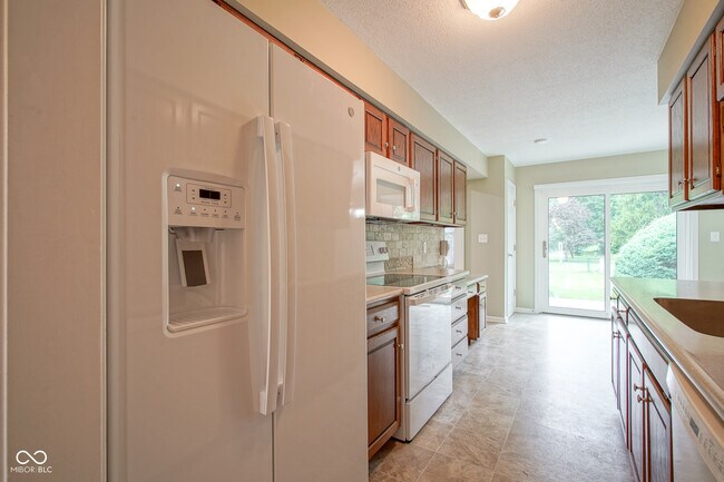 Building Photo - 10924 Lakeshore Dr W