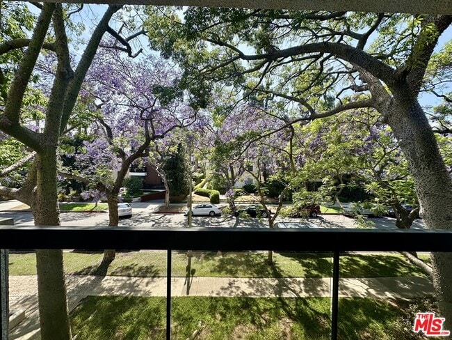 Building Photo - 324 N Palm Dr