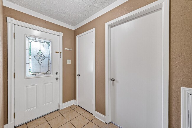 Building Photo - 15815 Thistledew Dr