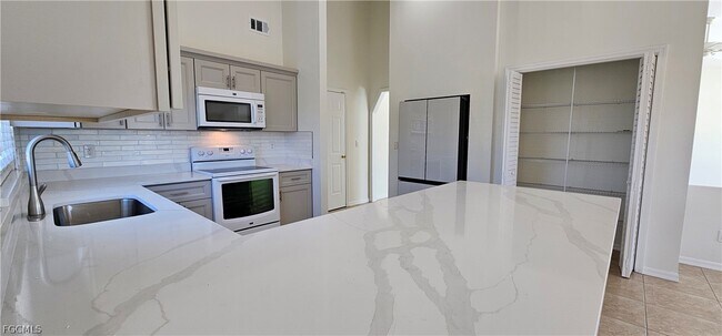 Building Photo - 420 SE 15th Terrace