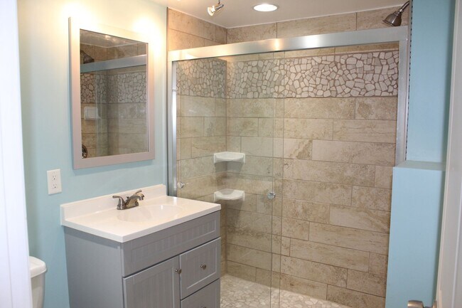 Building Photo - Beautiful 3 bedroom Lakefront Home