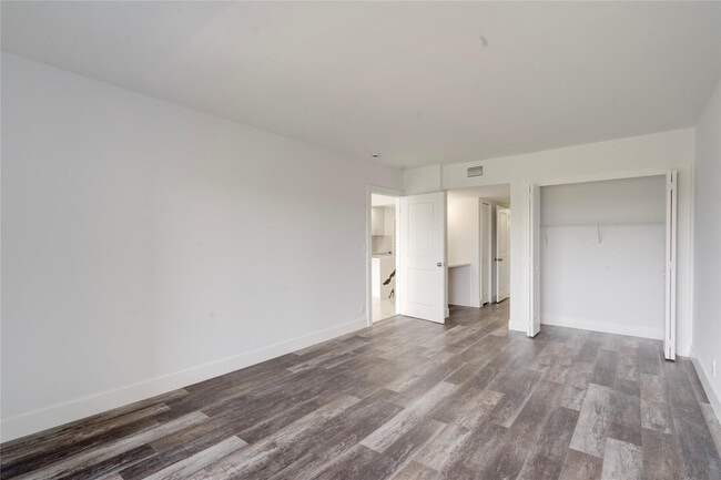 Building Photo - 3050 N Palm Aire Dr