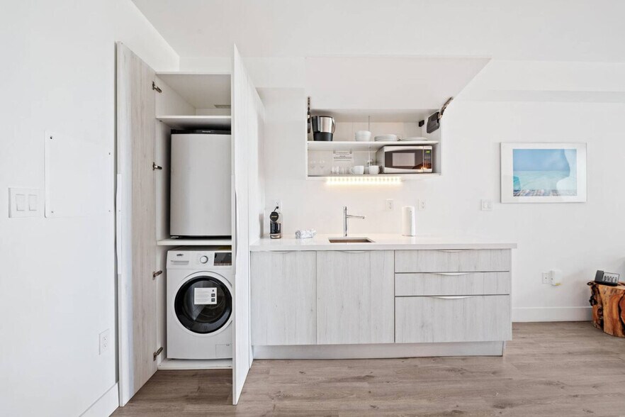 Building Photo - 6080 Collins Ave