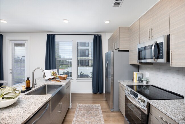 Building Photo - Your Dream Apartment Comes with 6 Weeks Free!