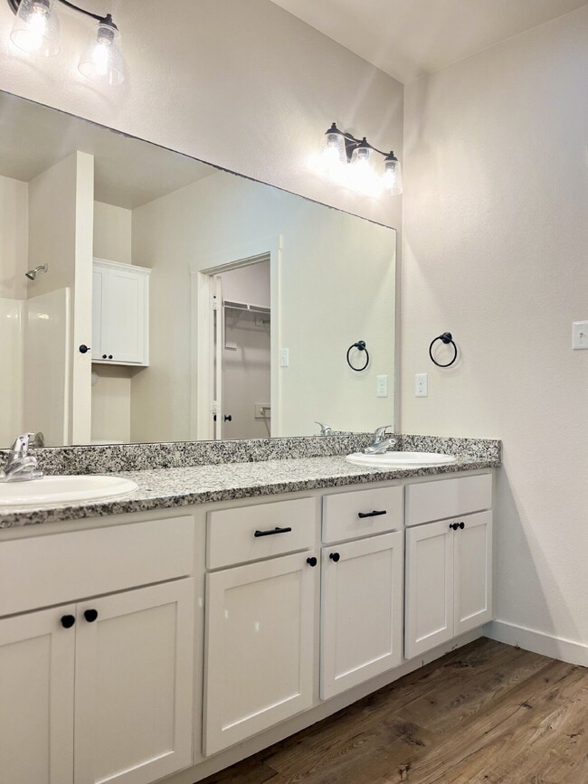 Building Photo - Beautiful Townhome in Viridian!