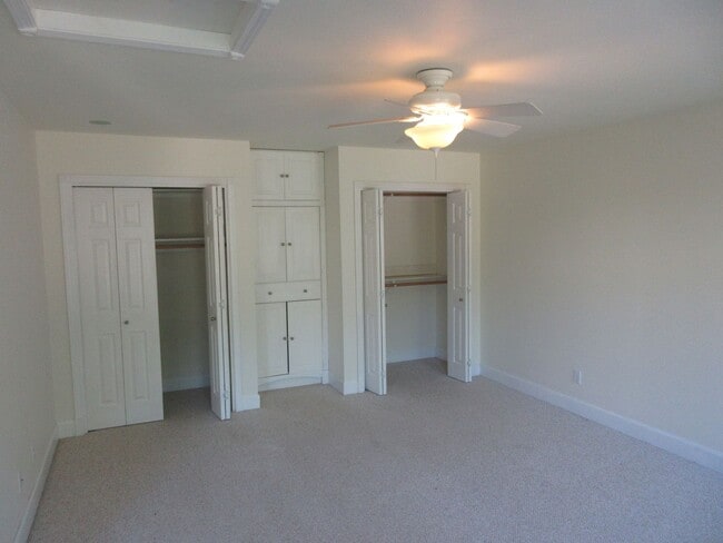Building Photo - Large Four Bedroom Home in West Salem