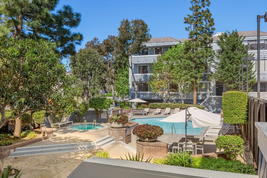 Building Photo - 4600 Via Dolce