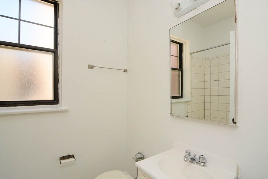Building Photo - 4834 N Damen Ave
