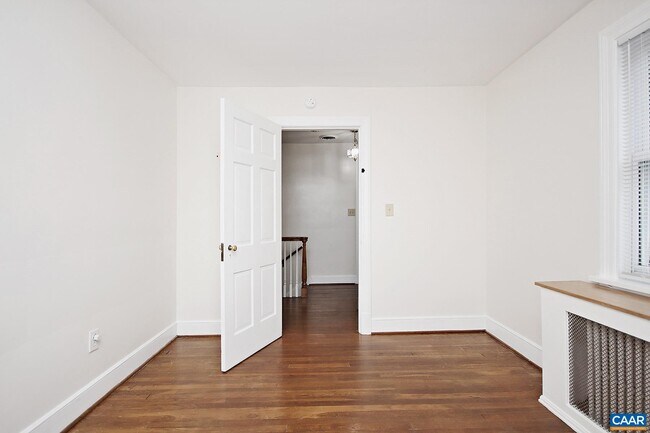 Building Photo - 2323 Fontaine Ave Ext