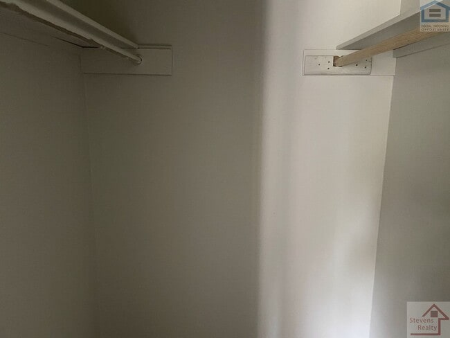 Building Photo - 1502 NW Kingsbury Ave