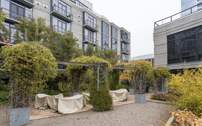 Building Photo - Studio Condo Available in the Pearl's Stre...