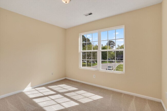 Building Photo - 713 Emerald Ct