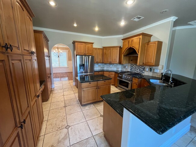 Building Photo - Beautiful 5 Bedroom 4 Bathroom House in Ga...