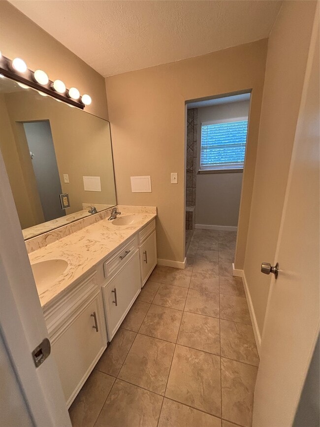 Building Photo - 8049 Forest Hills Dr