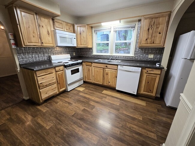 Building Photo - Charming Ranch Right Off W King Street!