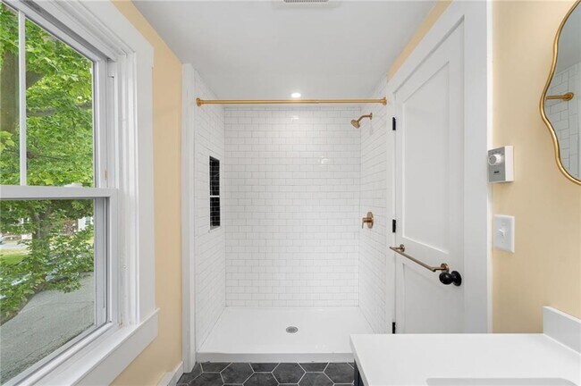 Building Photo - 32 Richmond St