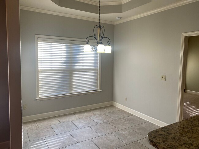 Building Photo - 3 bed / 2 bath Forest Glen