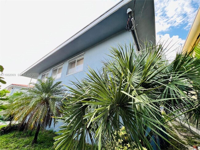 Building Photo - 2033 Calais Dr