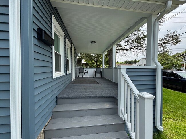 Building Photo - Updated Single Family Home in Maine Endwel...