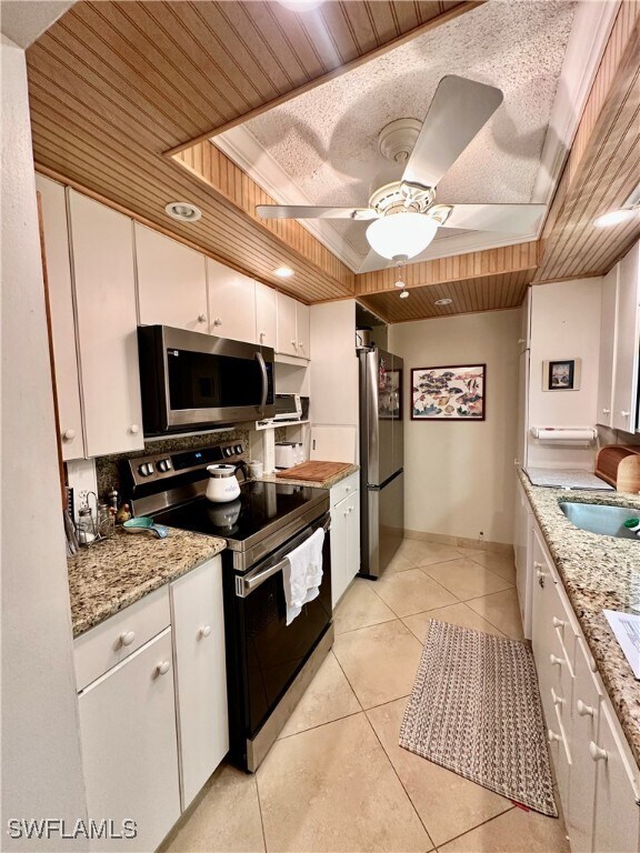 Building Photo - 555 Park Shore Dr