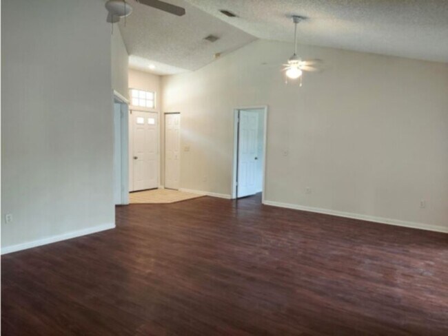 Building Photo - Palm Coast, FL 3 Bedroom House/2 Bath Avai...