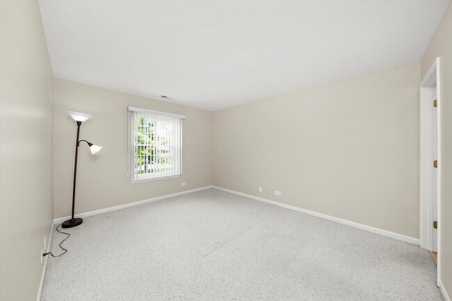 Building Photo - 713 Crescent Ct