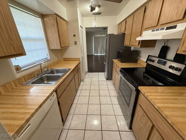 Building Photo - 2504 Lakeview Dr