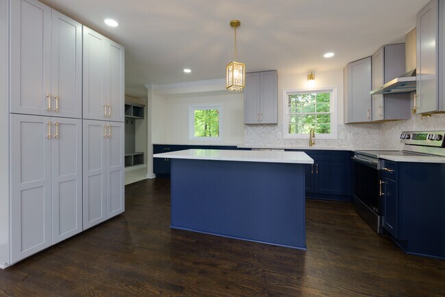 Building Photo - 280 E Valley Dr